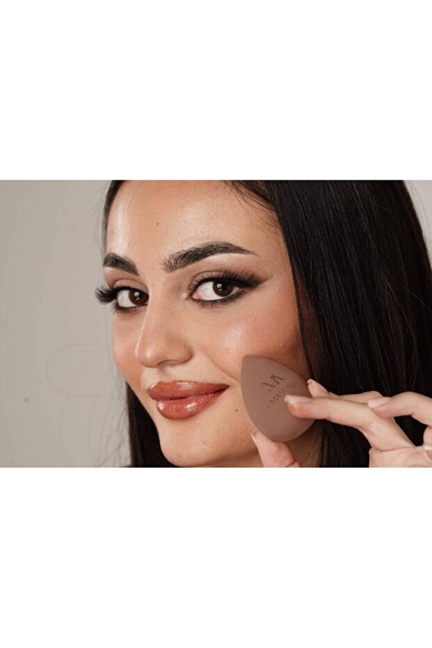 أداة توزيع المكياج