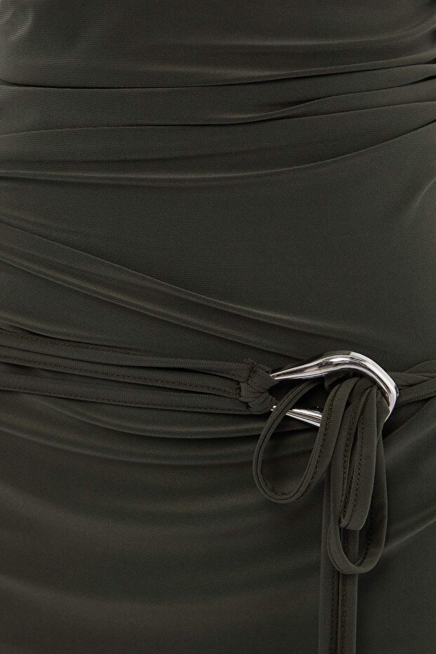 Haki Düz Bodycon Degaje Yaka Kolsuz Aksesuar Detaylı Midi Esnek Örme Elbise TWOSS26EL00363 - 6
