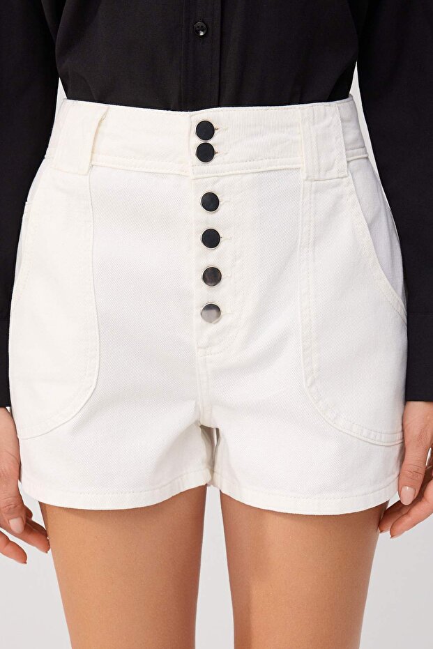 Beyaz Düğme Detaylı Yüksek Bel Mini Denim Şort TWOSS26SR00215 - 3