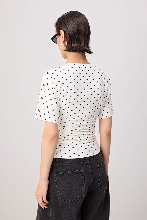 Çok Renkli Fitted Bisiklet Yaka Puantiyeli Kısa Büzgülü Pamuklu Esnek Örme T-Shirt TWOSS26TS00052 - 4