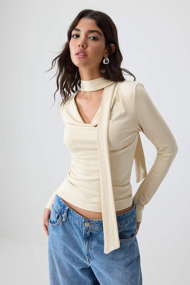 بلوزة محبوكة ناعمة ذات أكمام طويلة وياقة عادية من Stone Flat TWOSS26BZ01033