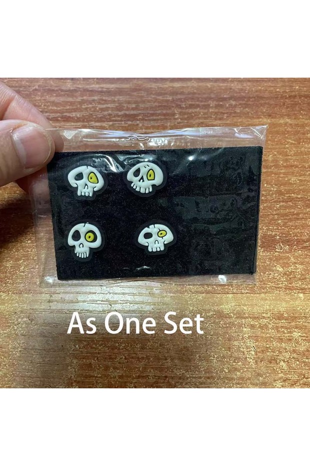 مجموعة من 4 قطع شارات PVC صغيرة على شكل جمجمة مع خطاف وحلقة، تتوهج في الظلام، شارات مضيئة صغيرة