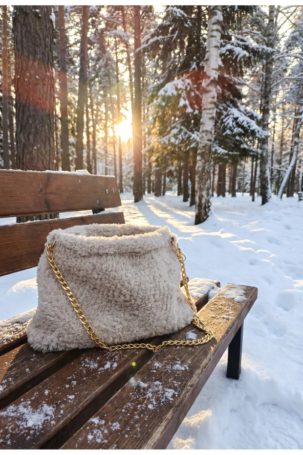 Elegant and Soft: Hand-Knitted Velvet Shoulder Bag