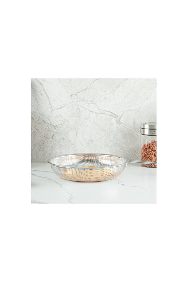 Strainer with Handle 26 Cm, Durable and Practical Kitchen Utensil