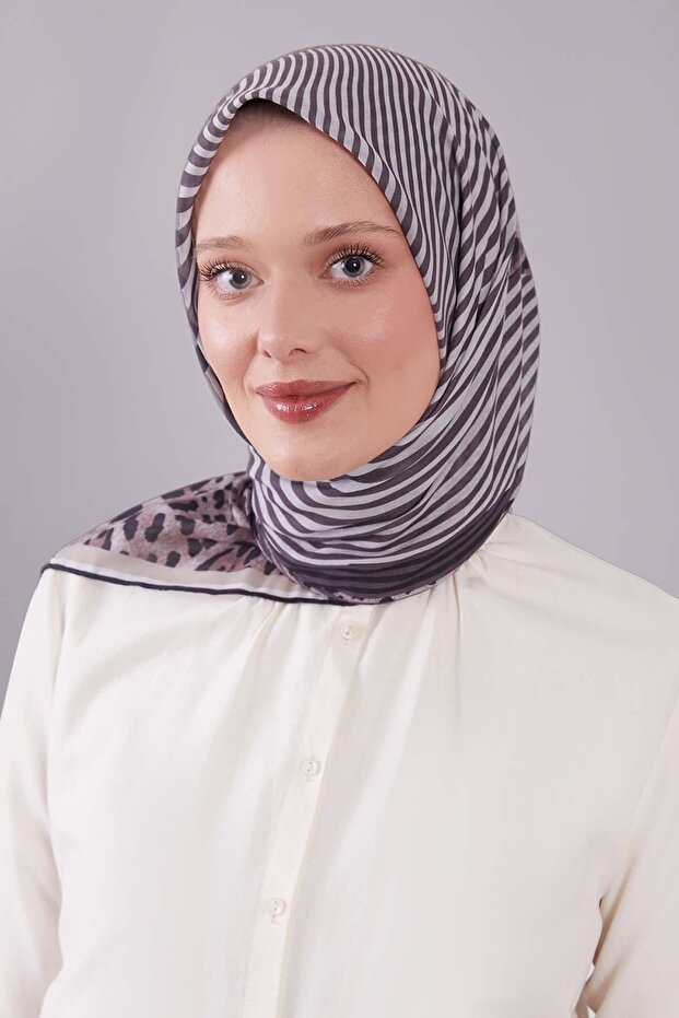 وشاح من الحرير والقطن بنمط الفهد باللون البيج