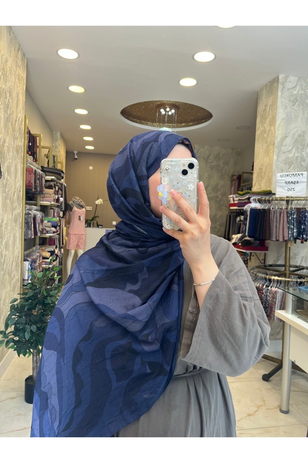 شال كراش بنمط تجريدي من إفديل