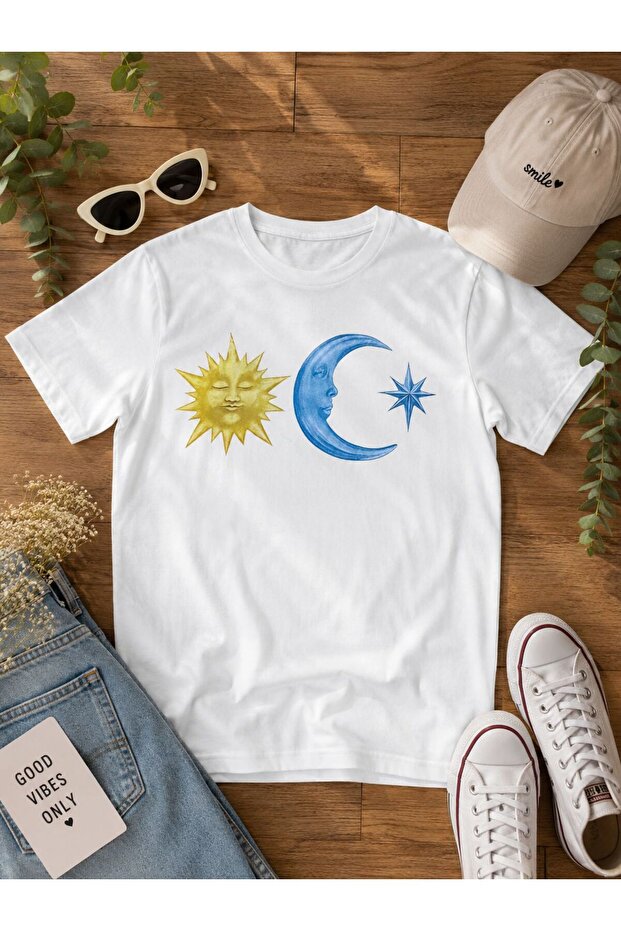 تي شيرت نسائي أساسي مطبوع عليه Moon - Sun Digital