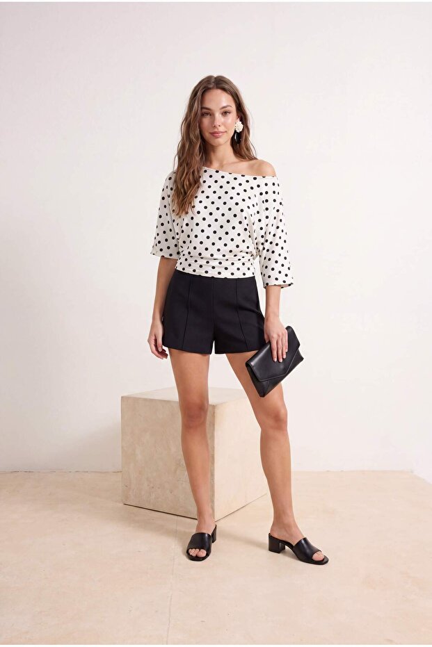 Ekru Puantiyeli Regular/Normal Kalıp Kayık Yaka Soft Touch Örme T-shirt TWOSS26TS00300 - 3