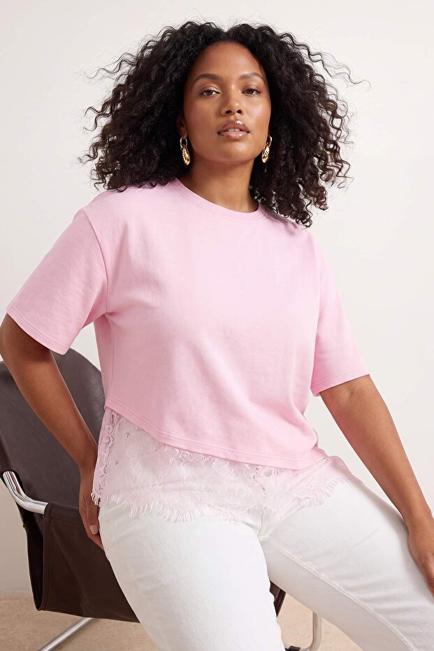 Pudra Etek Ucu Dantel Detaylı Büyük Beden T-shirt TBBSS26BF00047