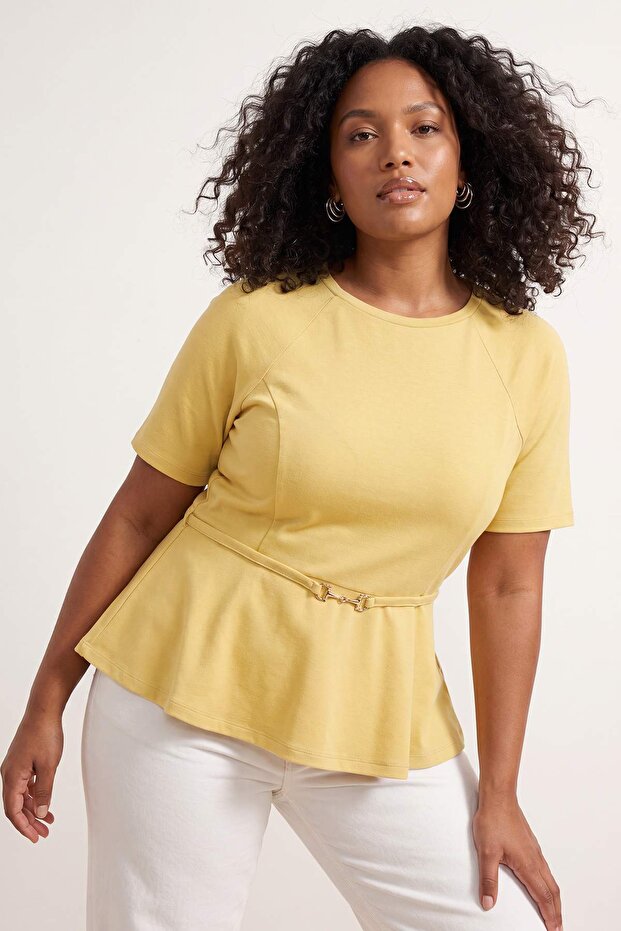 Sarı Peplum Reglan Kol Kısa Kollu Aksesuar Detaylı İnterlok Örme Bluz TBBSS26AF00179