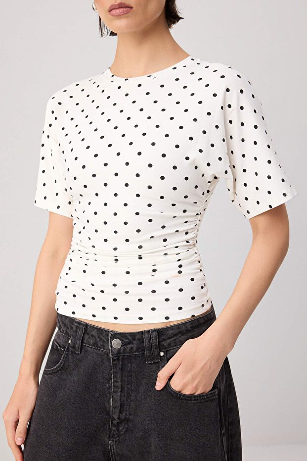 Çok Renkli Fitted Bisiklet Yaka Puantiyeli Kısa Büzgülü Pamuklu Esnek Örme T-Shirt TWOSS26TS00052 - 3