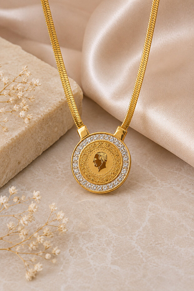 Sparkling Quarter Model Fish Back Chain Necklace
