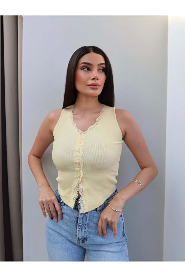 دانتيل قميص رياضي مفصل بتصميم ريبانا