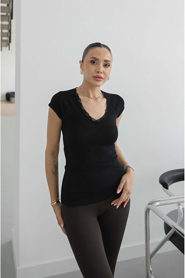 بلوزة سوداء ناعمة الملمس مزينة بالدانتيل