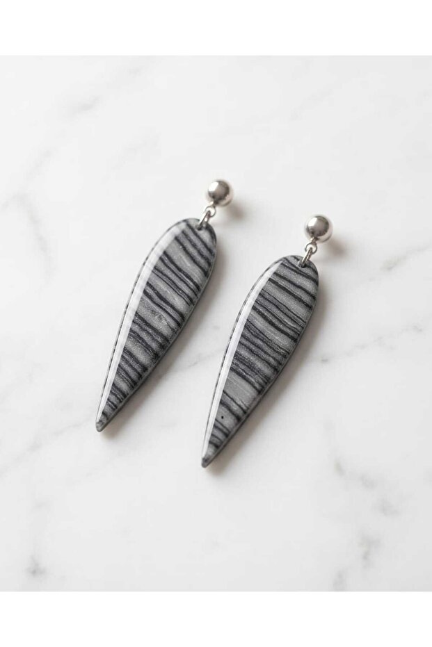 أقراط مصممة يدويًا من سلسلة Night Marble Silver من البوليمر والإيبوكسي