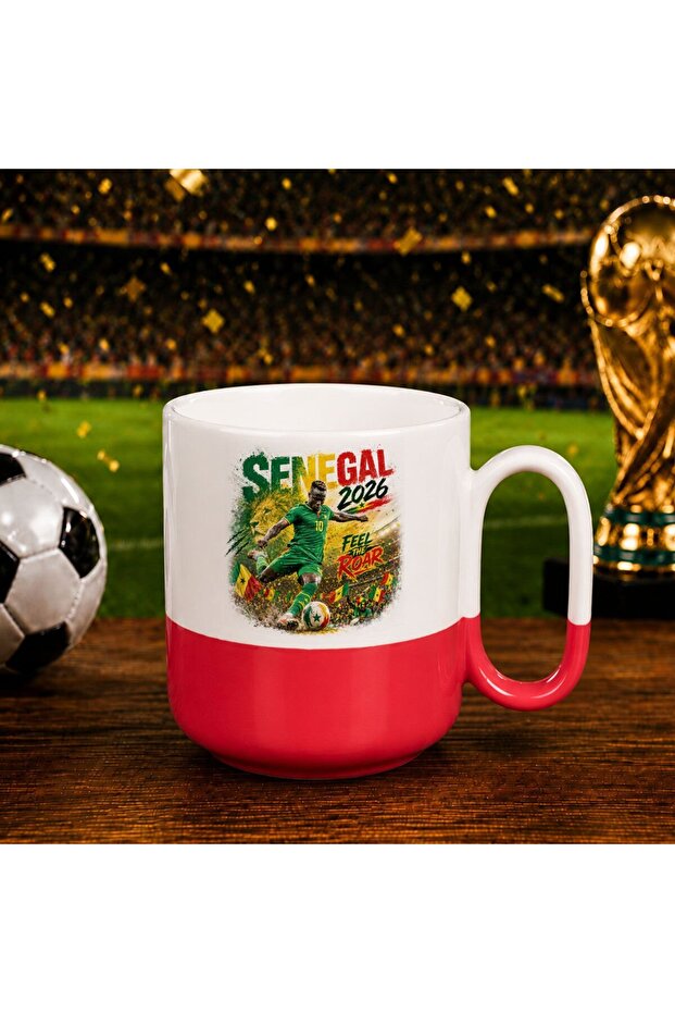 كأس سعيدة باللون الأحمر بتصميم كأس العالم 2026 لمشجعي السنغال