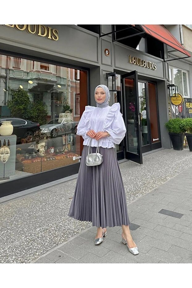 تنورة من الساتان بمظهر جلدي مطوي