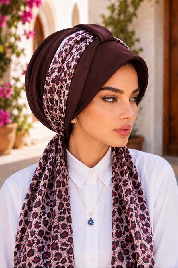 قبعة وشاح بنمط الفهد باللون الأحمر الداكن