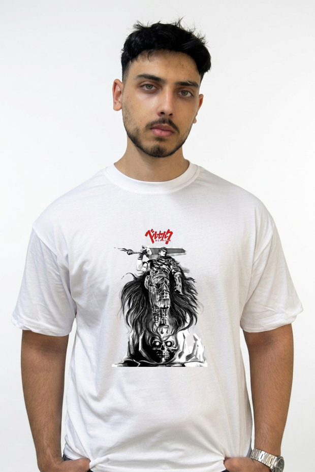 تي شيرت أبيض كبير الحجم مطبوع بتصميم Guts Berserk_8
