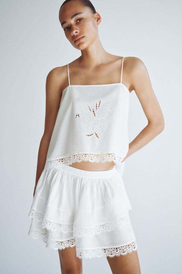 Lace-trimmed tiered skirt