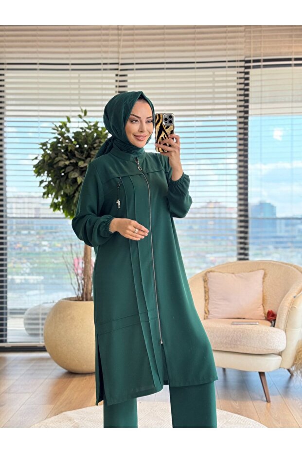 26659 طقم روبا بارتا من قماش الكريب بسحاب أمامي باللون الزمردي
