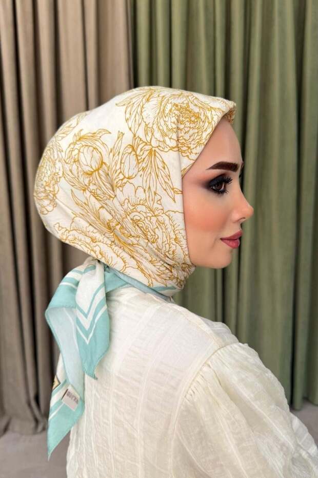 وشاح بنمط الورد باللون الأزرق الفاتح