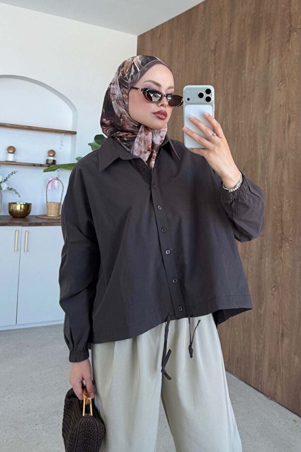 قميص بوبلين كبير الحجم باللون البني