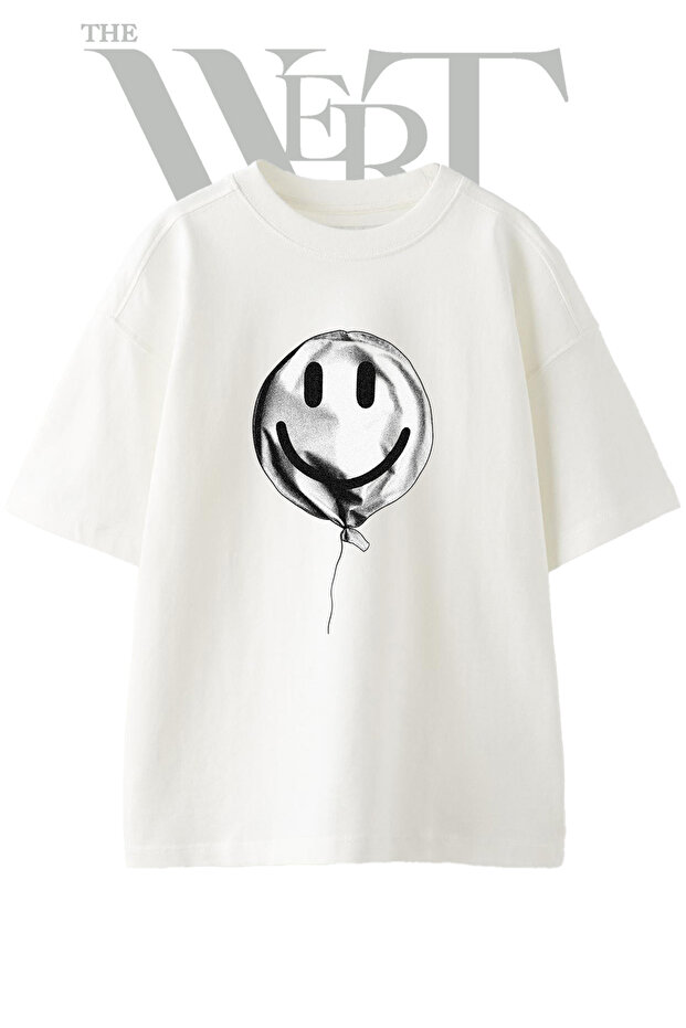 تي شيرت أبيض كبير الحجم مطبوع عليه تصميم Smiley Balloon للجنسين