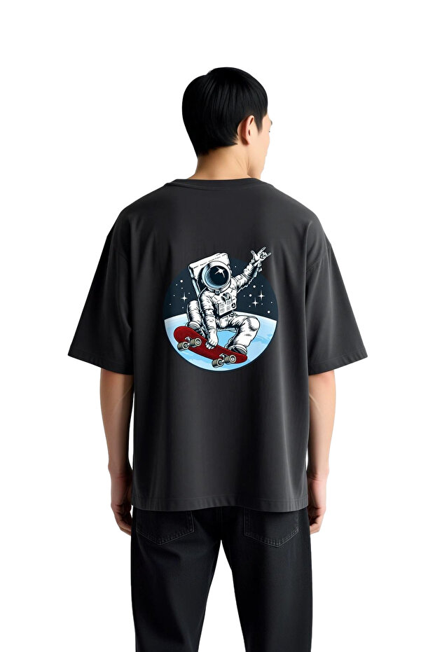 Men's Oversize T-Shirt with Printed Skateboard Astronaut Carrying a Peace Sign