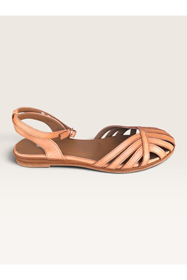 صندل نسائي من الجلد الطبيعي بحزام للكاحل ومغلق من الأمام باللون الجملي