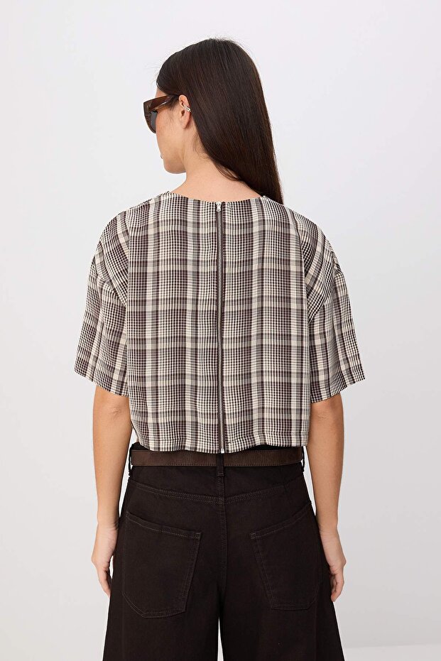 Kahverengi Bej Ekoseli Fermuarlı Crop Bluz TWOSS26BZ00861 - 4