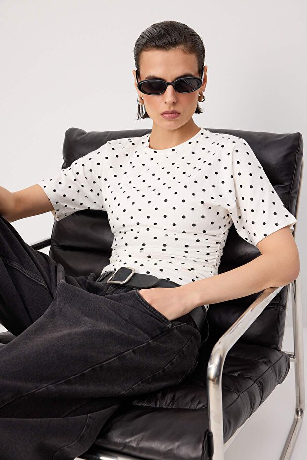 Trendyolmilla  Çok Renkli Fitted Bisiklet Yaka Puantiyeli Kısa Büzgülü Pamuklu Esnek Örme T-Shirt TWOSS26TS00052 - Görsel 3