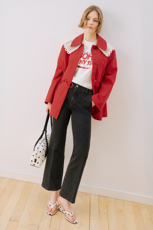 جاكيت بتفاصيل ياقة مميزة باللون الأحمر