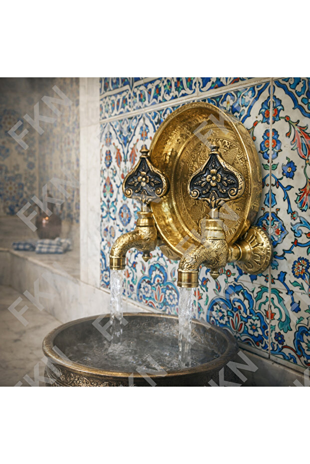 صنبور حمام تركي نحاسي مزخرف بنمط مزدوج ومرشوش باللون الأصفر العتيق (صنبوران، 1 صينية حمام)