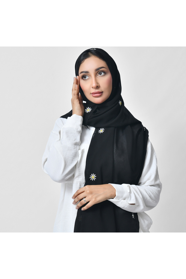 طرحة سوداء مزينة بتطريز ورود بيضاء متفرقة