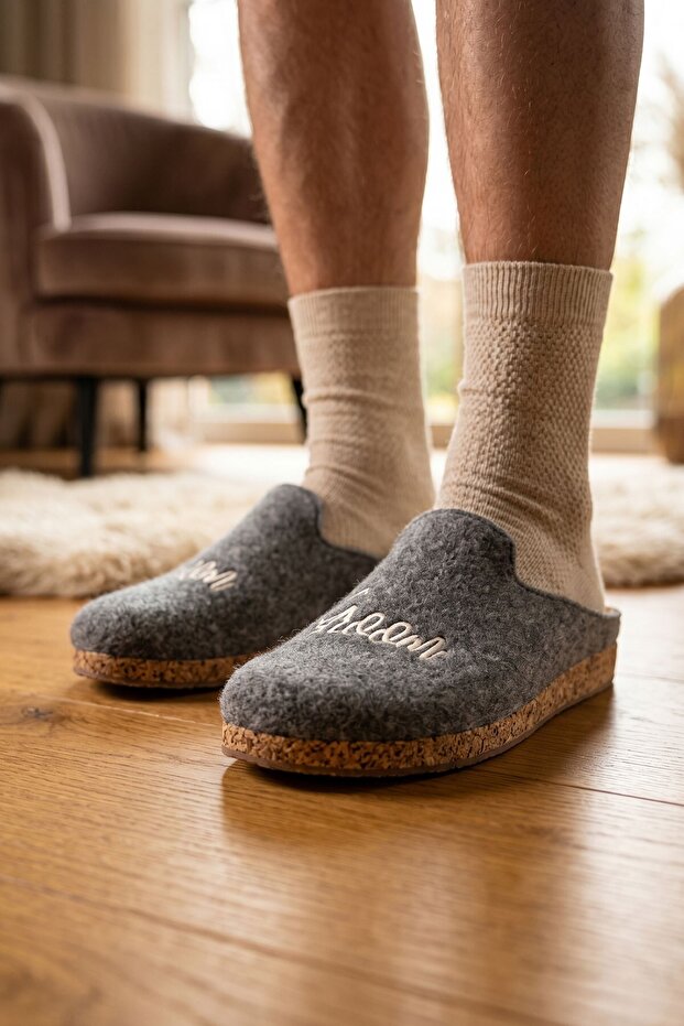Comfortable Gray Men's Slippers Suitable for Daily Use, Featuring Hospital and Chef Slippers Features