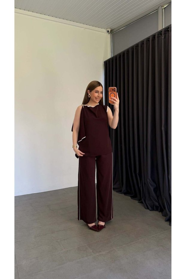 Gold Brooch and White Piping Trousers Suit in Burgundy