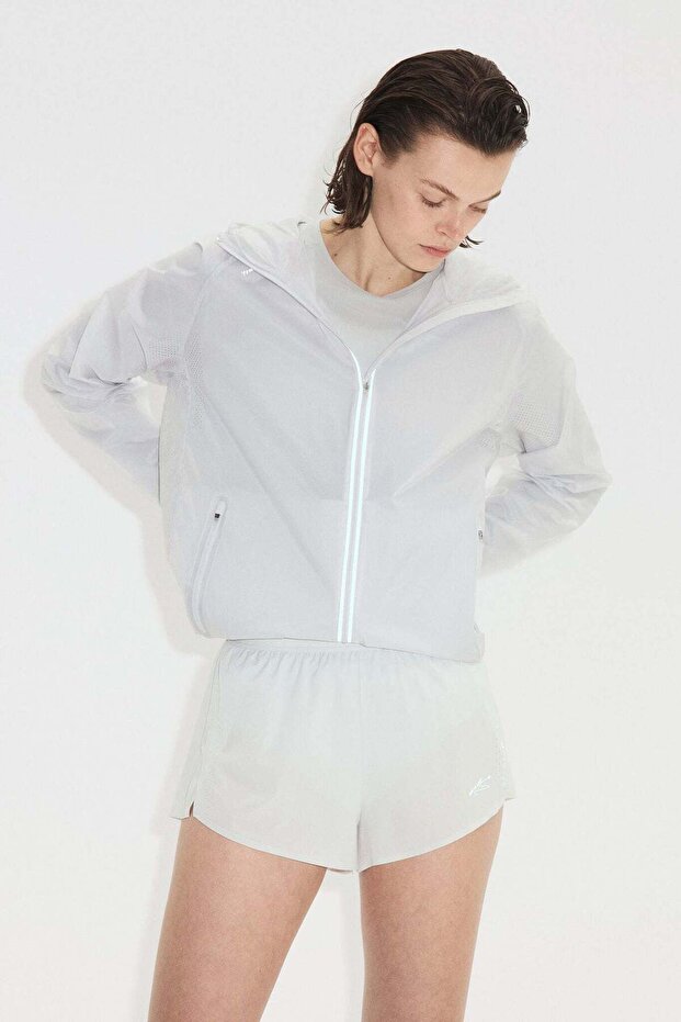 Loose Fit Lightweight running jacket with DryMove™