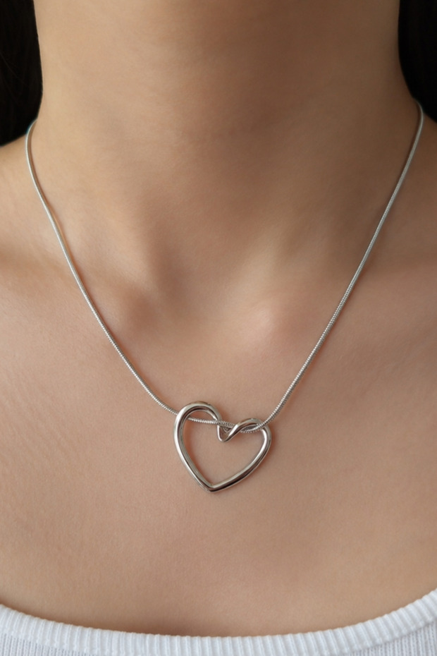 Minimal Silver Color Women's Steel Necklace with Heart Detail – Elegant and Stylish Design