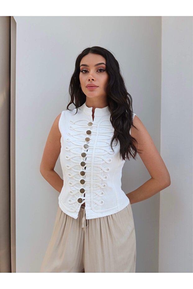 سترة من الدنيم مزينة بأزرار