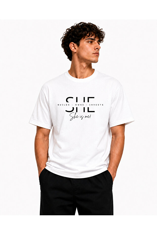 تي شيرت She is Mine Design مطبوع بتصميم فاخر ومقاس كبير مصنوع من القطن بنسبة 100%