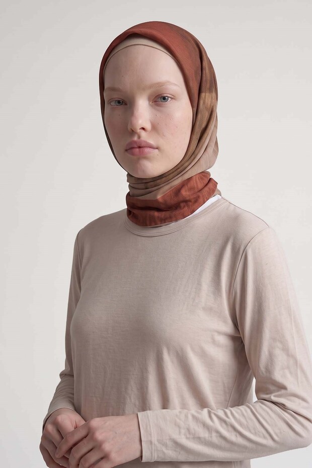 وشاح ملكي بنمط ملصق عليه رسومات مجردة