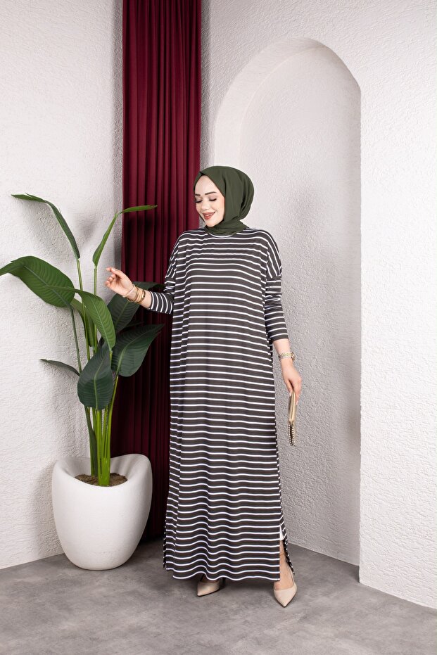 Our Striped Viscose Combed Cotton Dress with a Fabric That Doesn'T Define the Line of the Hat