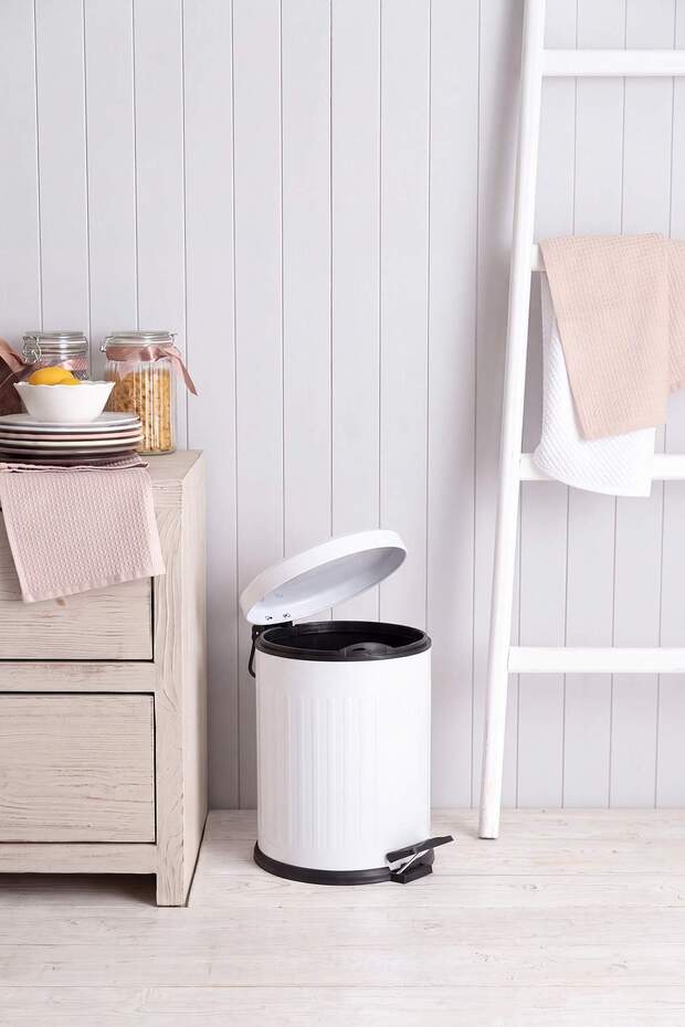 Retro 5 Lt White Trash Can with Shock Absorber Lid Tphss26Ckv00001