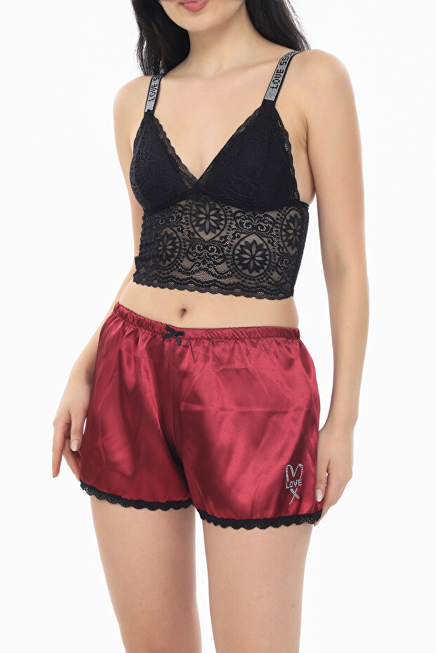 شورت ساتان مع حمالة صدر مزينة بالأحجار من مجموعة أوتلت.