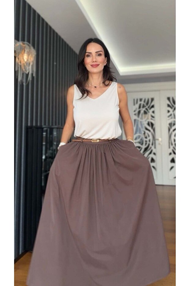 تنورة واسعة بحزام بني