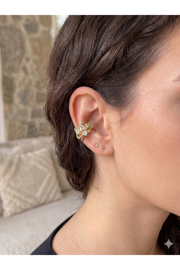 26Ear22 Stoned Ribbon Gold Vip Cartilage Earrings