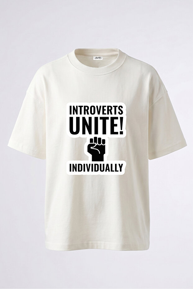 تي شيرت من القطن الأبيض ذو تصميم مطبوع على الظهر من Introverts Unite