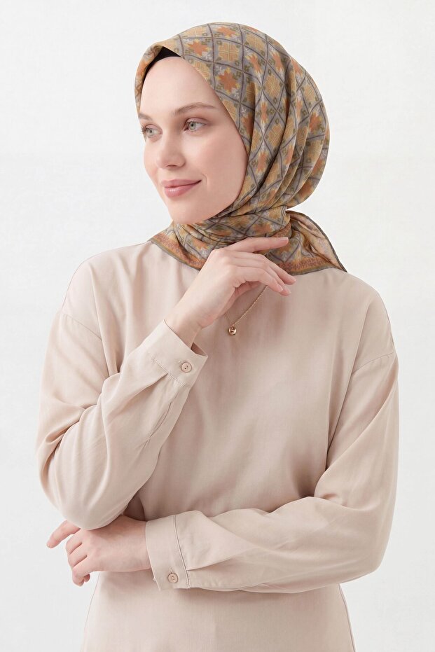 وشاح ناعم بتصميم بسيط باللون الرمادي الداكن
