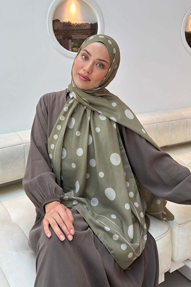 شال ناعم بنمط منقط باللون الكاكي